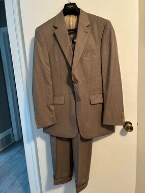 NEW. 2 pc suit. 40R BIELLA 100% wool. Cuff pants. Taupe.